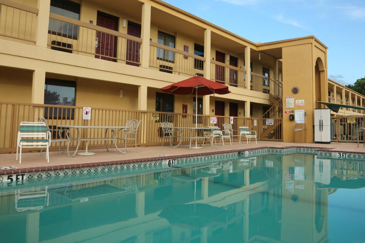 Red Roof Motel 2*